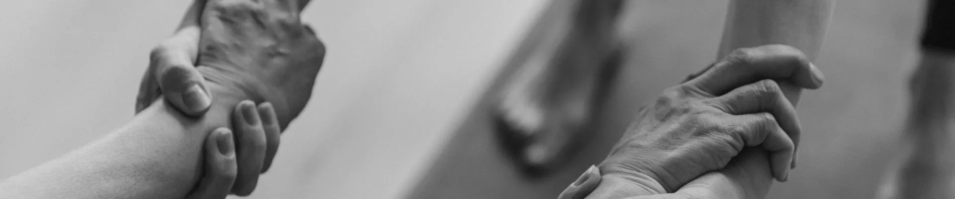 Donna di affari che sembra contatto importante sul telefono